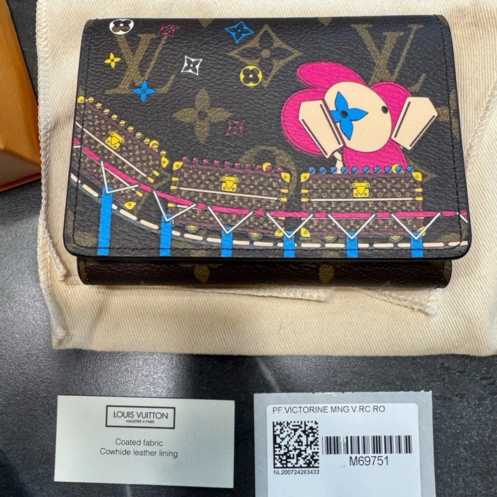 NIB LOUIS VUITTON Monogram Vivienne Portefeuille Victorine Wallet - Picture 1 of 12